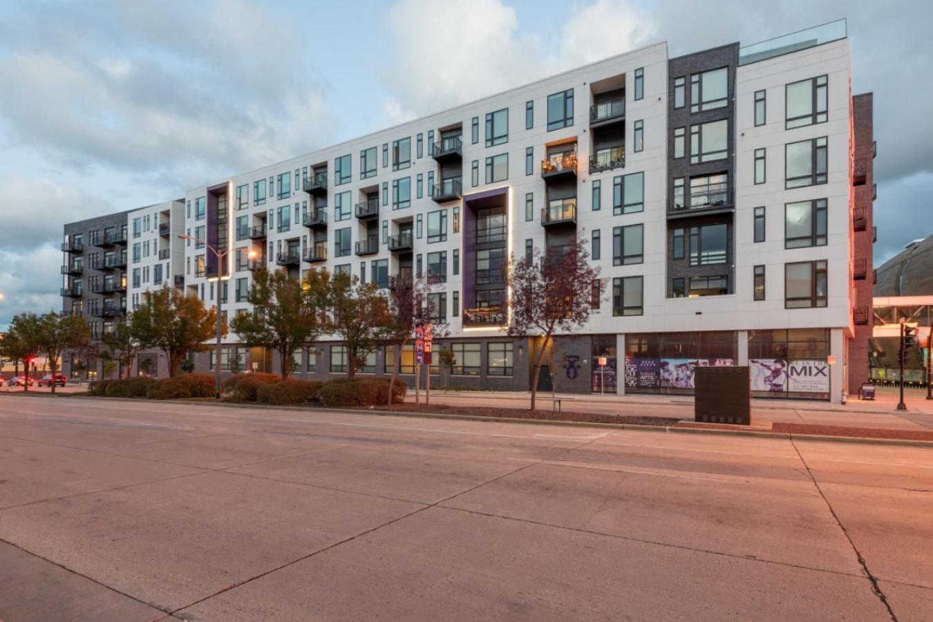 Modern Studio Apt With Skywalk To Fiserv, Rooftop, And Parking Milwaukee Kültér fotó